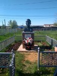 Герою Советского Союза Аксютину Николаю Васильевичу (selo Aksyutino, Shkolnaya ulitsa, 3) ، نصب تذكاري للحرب، مقبرة جماعية