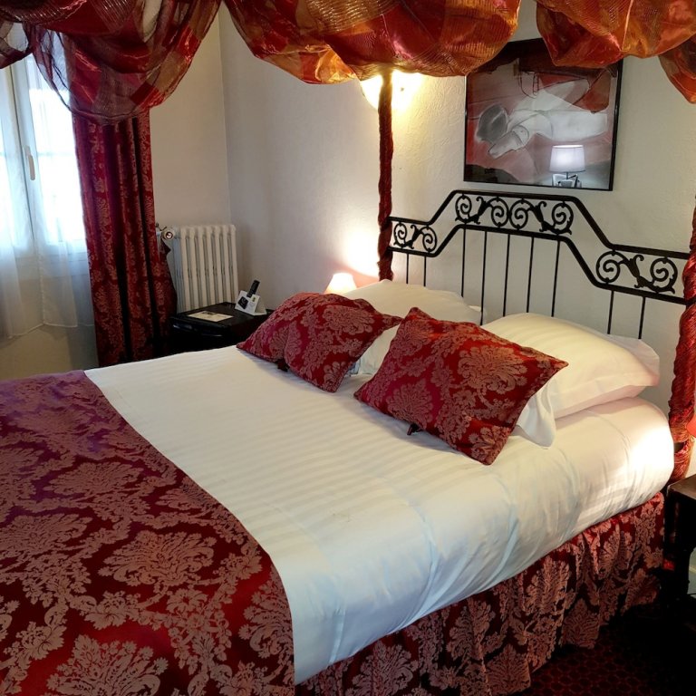 Фото Hostellerie du Grand Sully