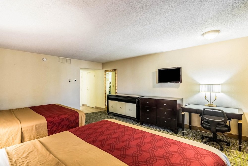 Фото Rodeway Inn & Suites