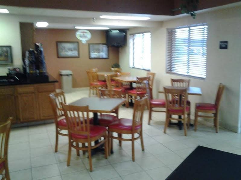 Фото Super 8 by Wyndham Plymouth