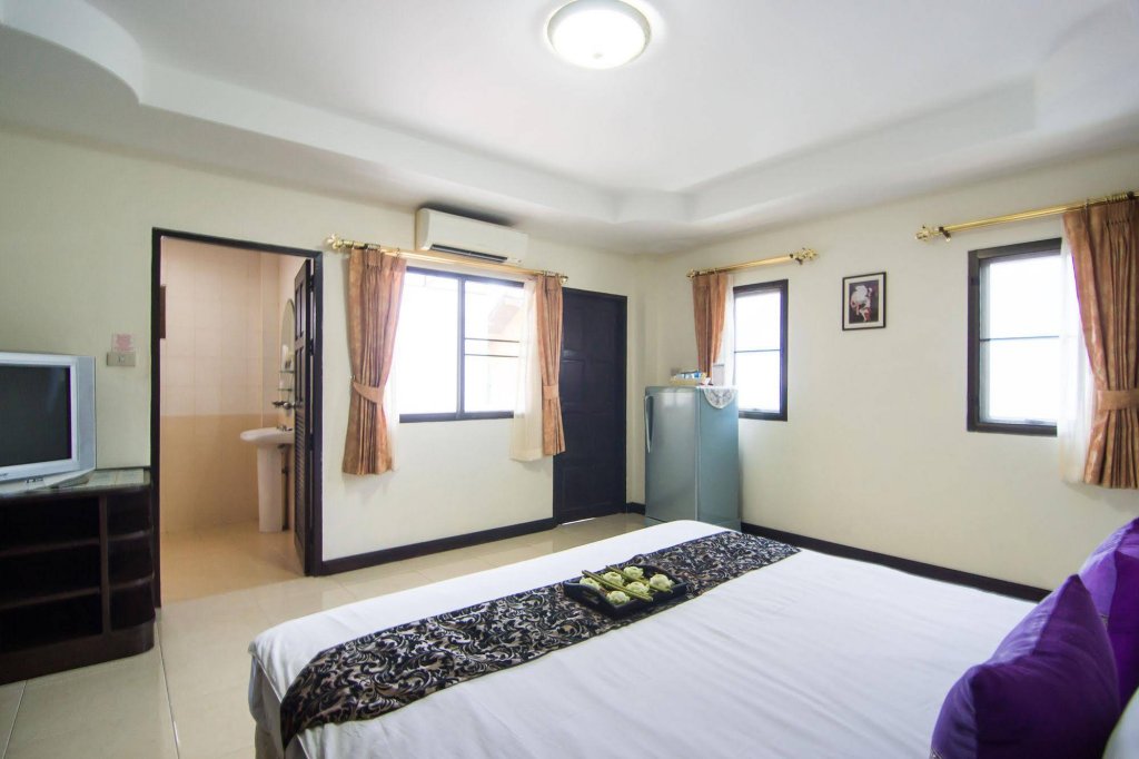 Фото Happys Guesthouse Pattaya