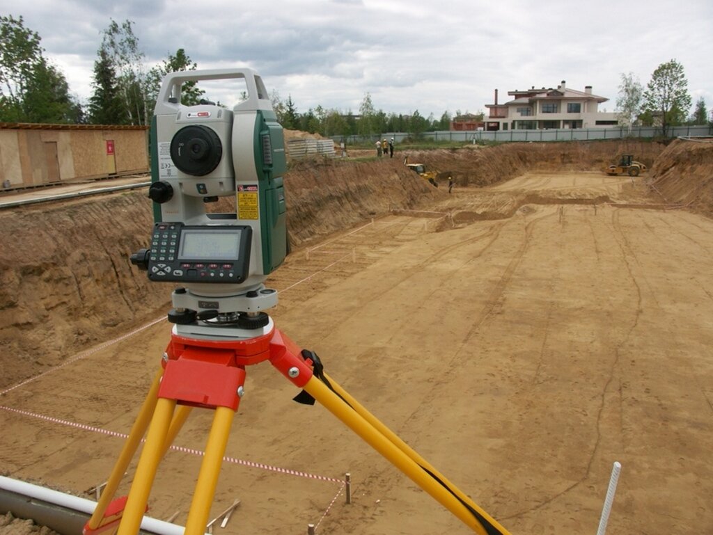 Геодезист на свайные поля