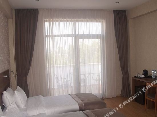 Фото Metekhi Line