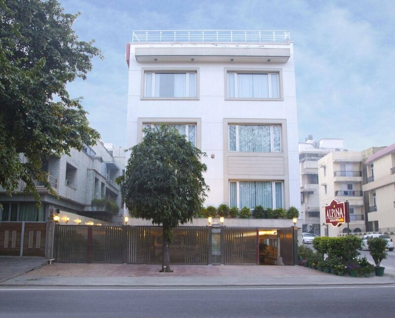 Гостиница Alpina Hotels & Suites в Дели