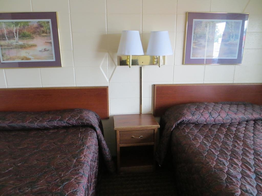 Фото Deluxe Inn - Council Bluffs