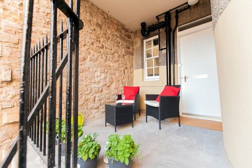 Гостиница Stylish Royal Mile Apartment w Balcony в Эдинбурге