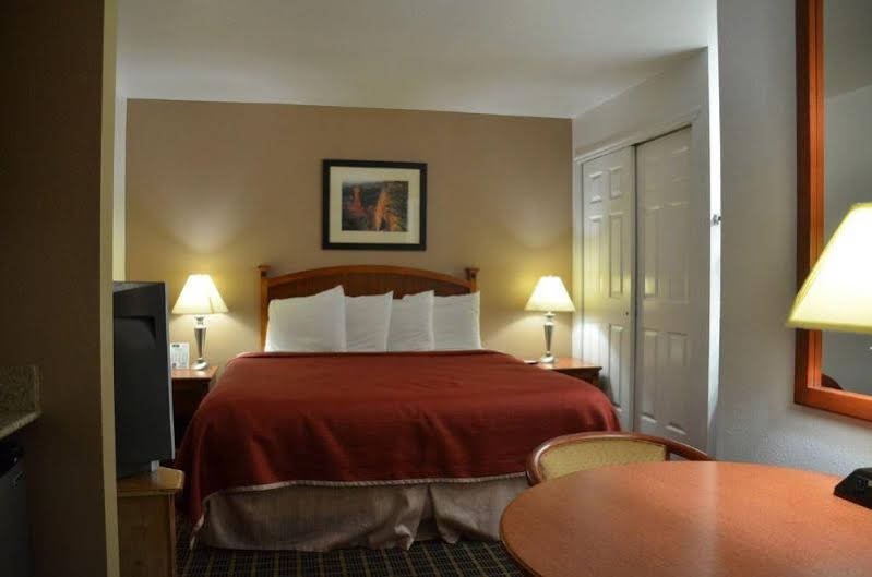 Фото Howard Johnson Hotel & Suites by Wyndham St. George