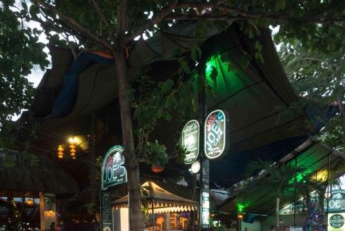 Фото Joe'S Cafe And Garden Resort