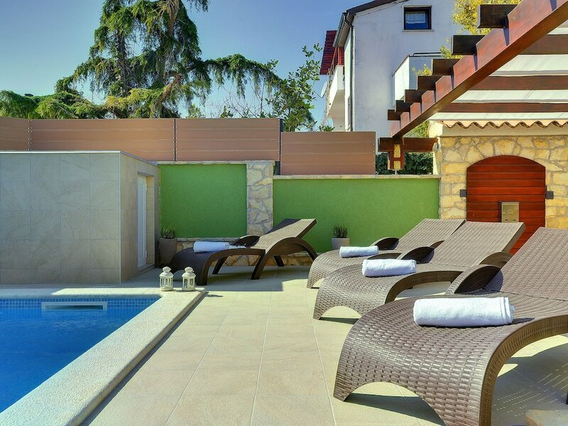 Жильё посуточно Modern Holiday Home With Swimming Pool, Terrace With BBQ, Near the Center of Pula