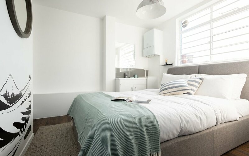 Гостиница Spectacular Penthouse Ideally Located in the Heart of the West End Oxf в Лондоне