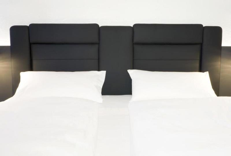 Фото V8 Hotel Köln