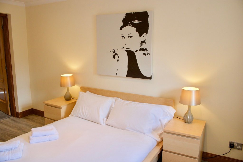 Фото Beautiful 2 Bedroom Flat In Converted Distillery