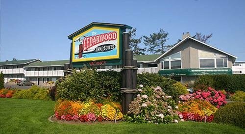 Гостиница The Cedarwood Inn & Suites