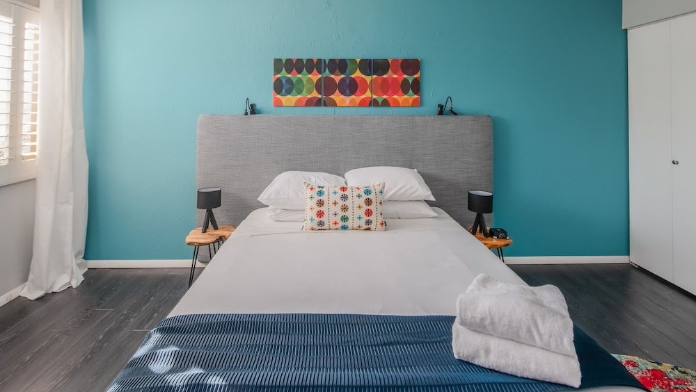 Фото Stylish 1br Apt Old Town by WanderJaunt