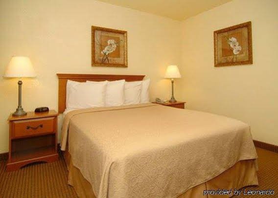 Фото Travelodge by Wyndham Oceanside