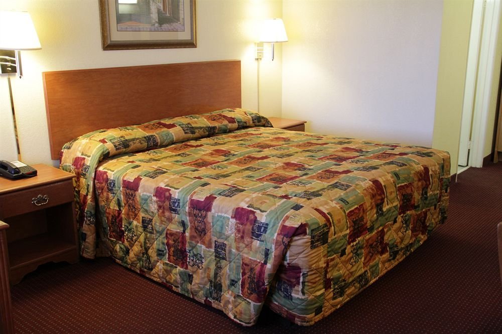 Фото Relax Inn And Suites