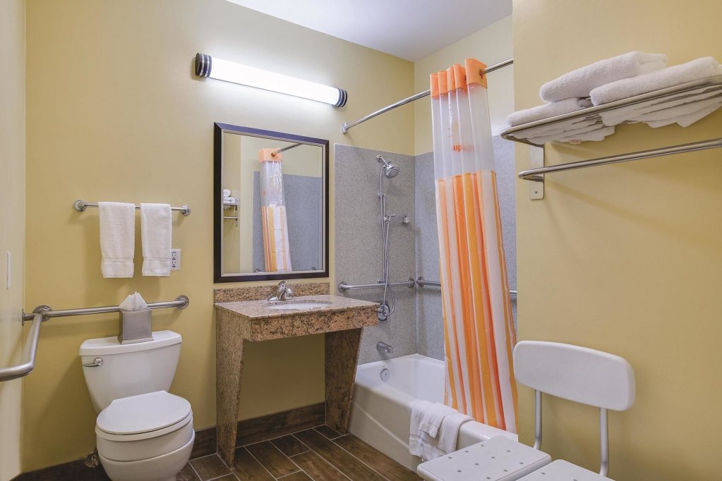 Фото La Quinta Inn & Suites by Wyndham Logan