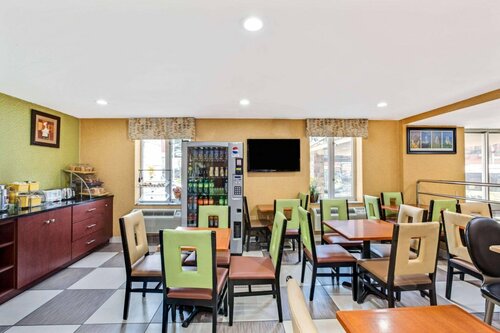 Гостиница Days Inn by Wyndham Long Island City в Нью-Йорке