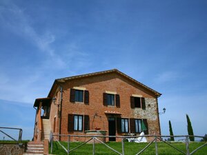 Traditional Farmhouse in Asciano With Swimming Pool