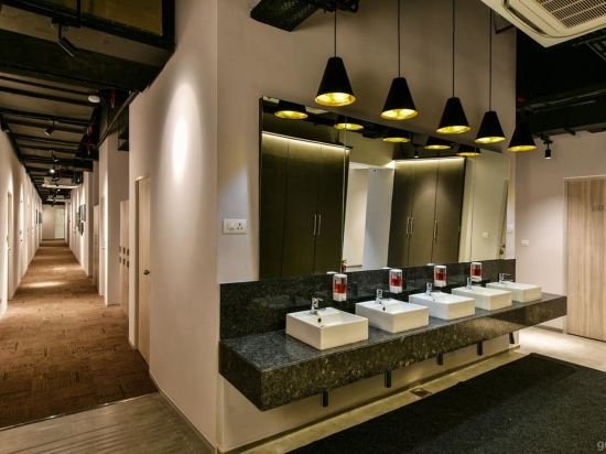 Фото Urbanpod Hotel