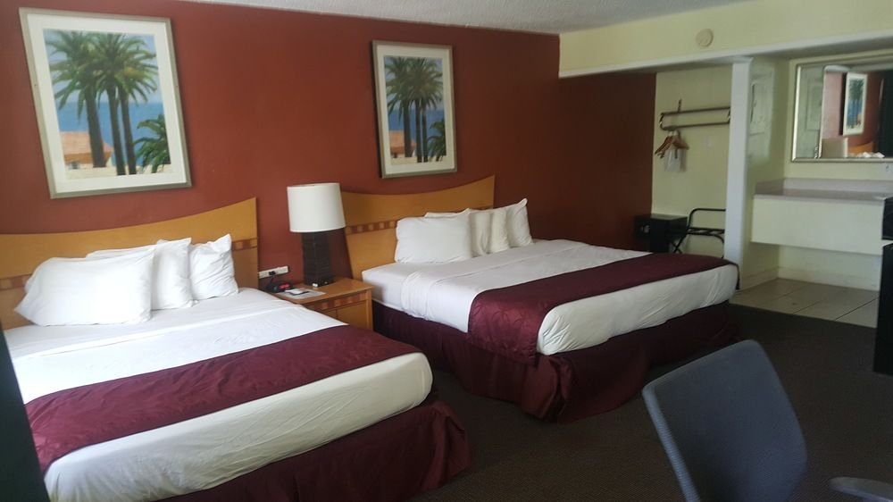 Фото Travelodge by Wyndham Fort Lauderdale Beach