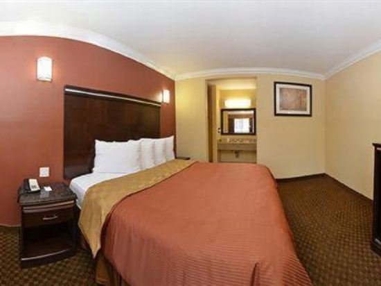 Фото Rodeway Inn & Suites Corona