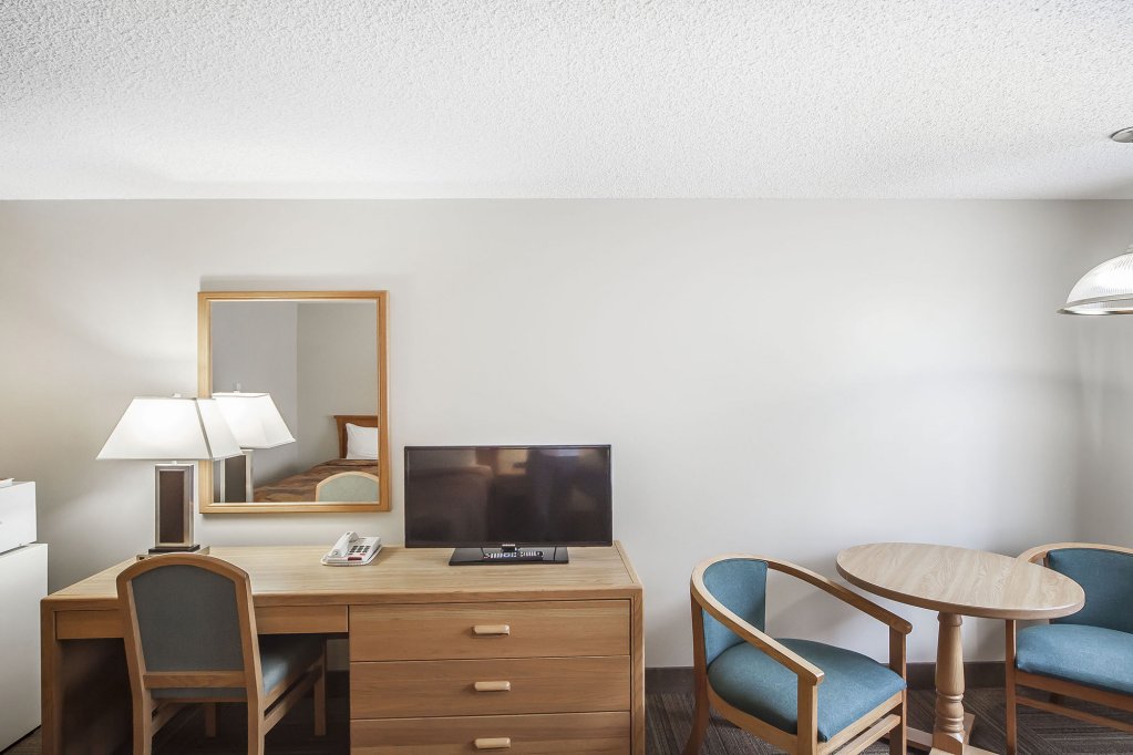 Фото Econo Lodge & Suites Hinton