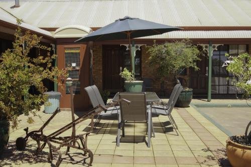 Фото The Settlement Historic Hotel