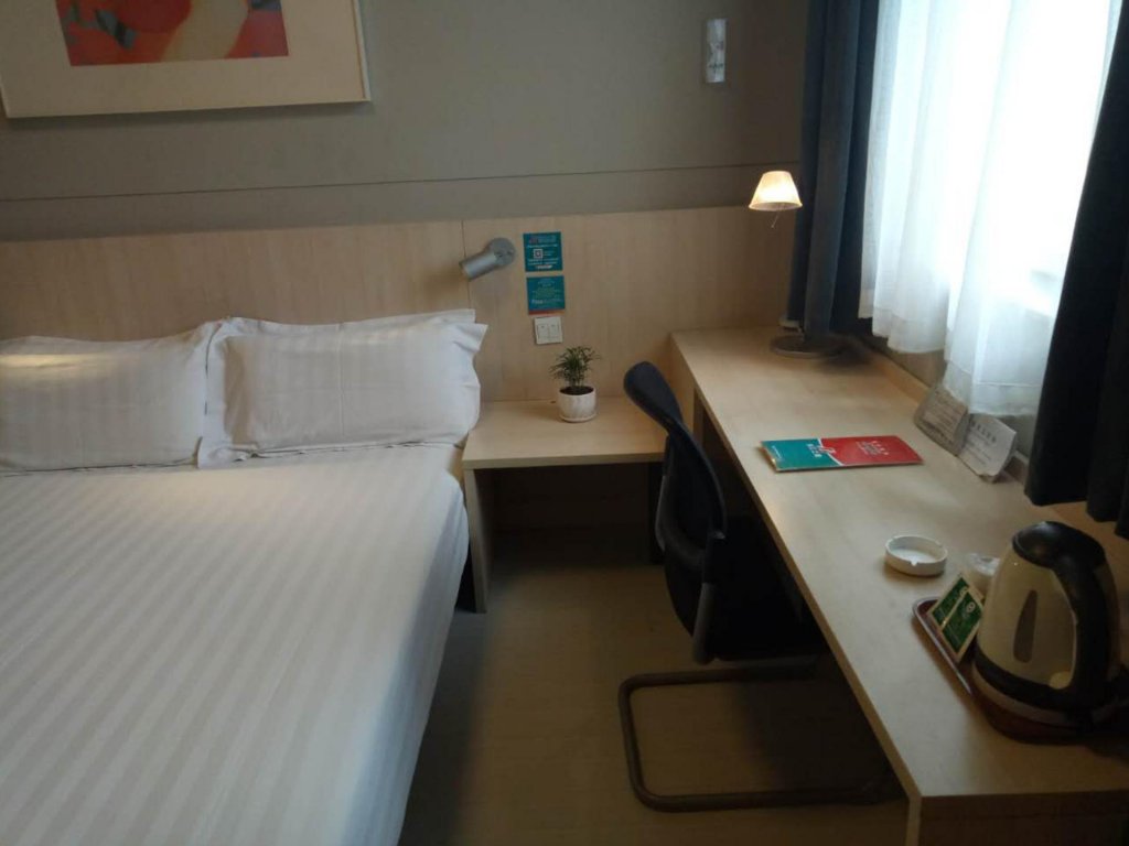 Фото Jinjiang Inn Changzhi Bayi Square