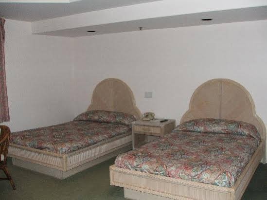 Фото Wilshire Crest Hotel