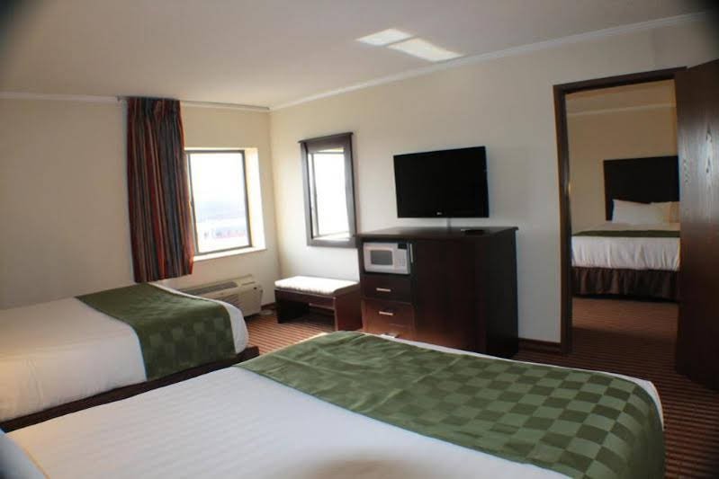 Фото Days Inn & Suites by Wyndham Kansas City South