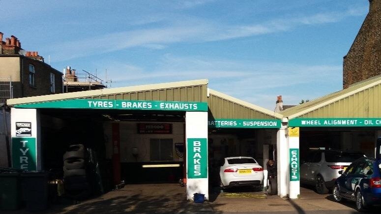 Tires and wheels Tyretrax Ltd, London, photo