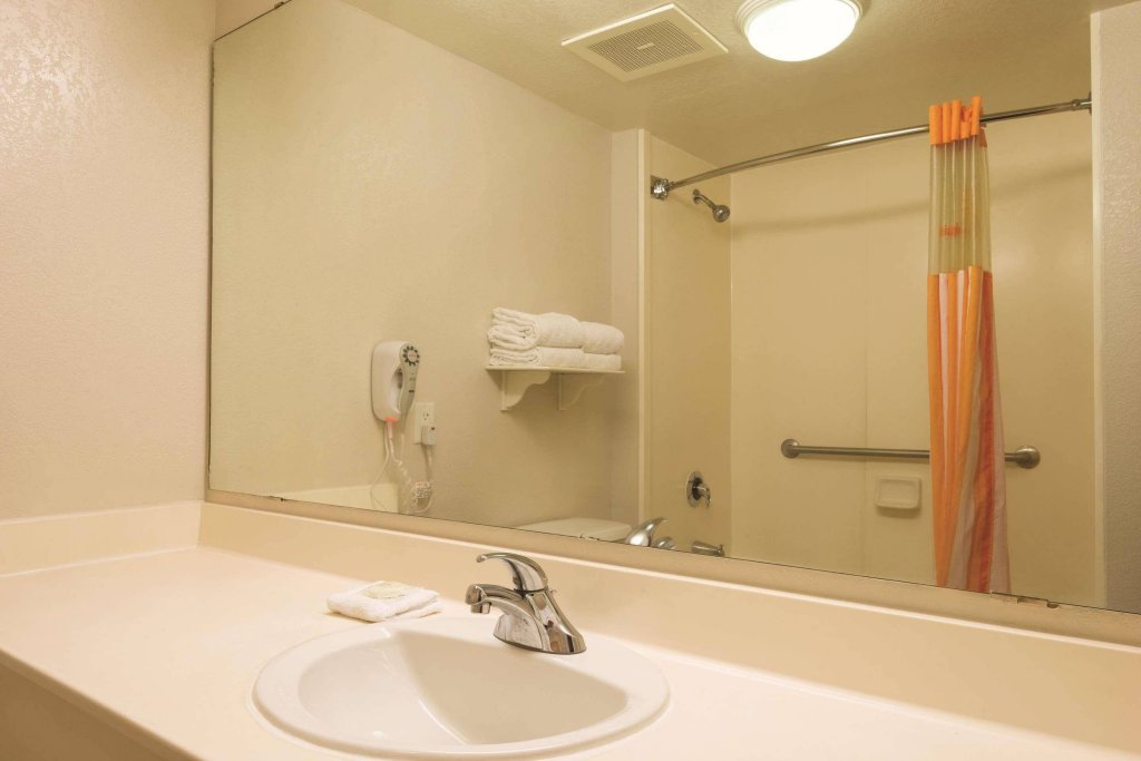 Фото La Quinta Inn & Suites by Wyndham San Antonio Airport