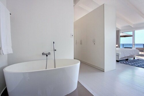 Гостиница Bungalow on 4th - Three Bedroom House, Sleeps 6 в Кейптауне
