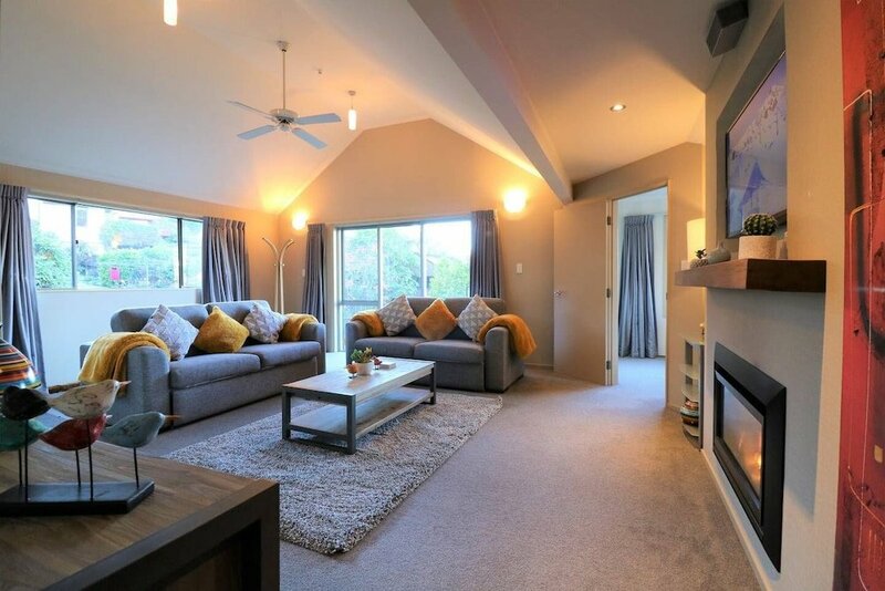 Апартаменты Distinctive Mountain View Spacious Home в Куинстауне