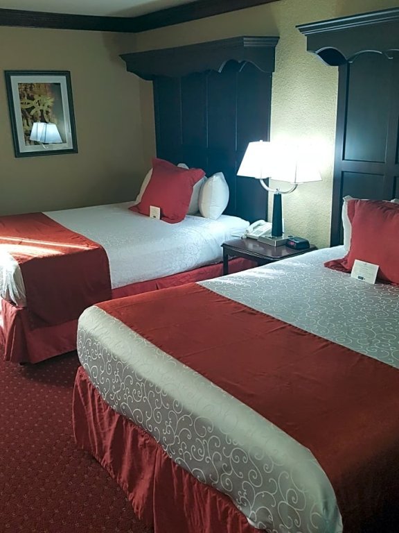 Фото Days Inn & Suites by Wyndham Coralville Iowa City