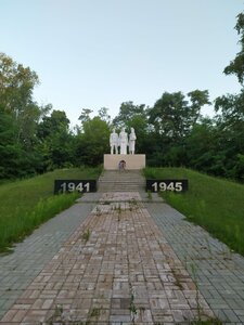 Памятник погибшим в годы Великой Отечественной войны Семья солдата (Воронежская область, Новохопёрский район, посёлок Озёрный), жанровая скульптура в Воронежской области