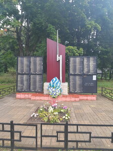 Воинам-освободителям (Kaluga Region, Spas-Demenskiy rayon, selskoye poseleniye Novoaleksandrovskiy, khutor Novoaleksandrovskiy) ، نصب تذكاري للحرب، مقبرة جماعية