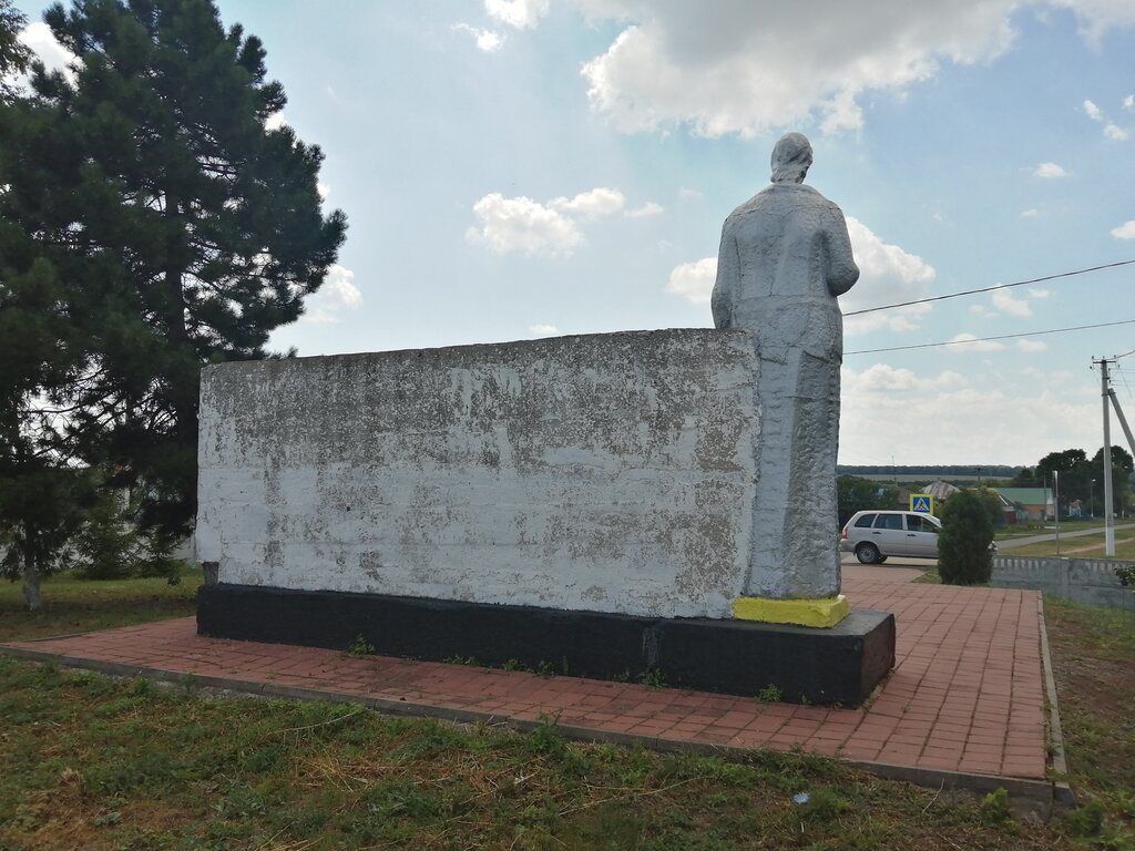 Monument, memorial Воинам-землякам. Скульптура скорбящей матери с ребенком, Belgorod Oblast, photo