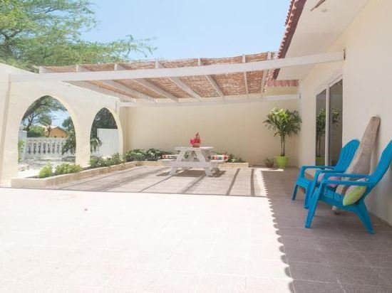 Фото Pauline's Apartments Aruba