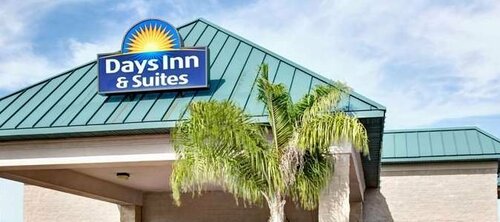 Гостиница Days Inn & Suites by Wyndham Davenport