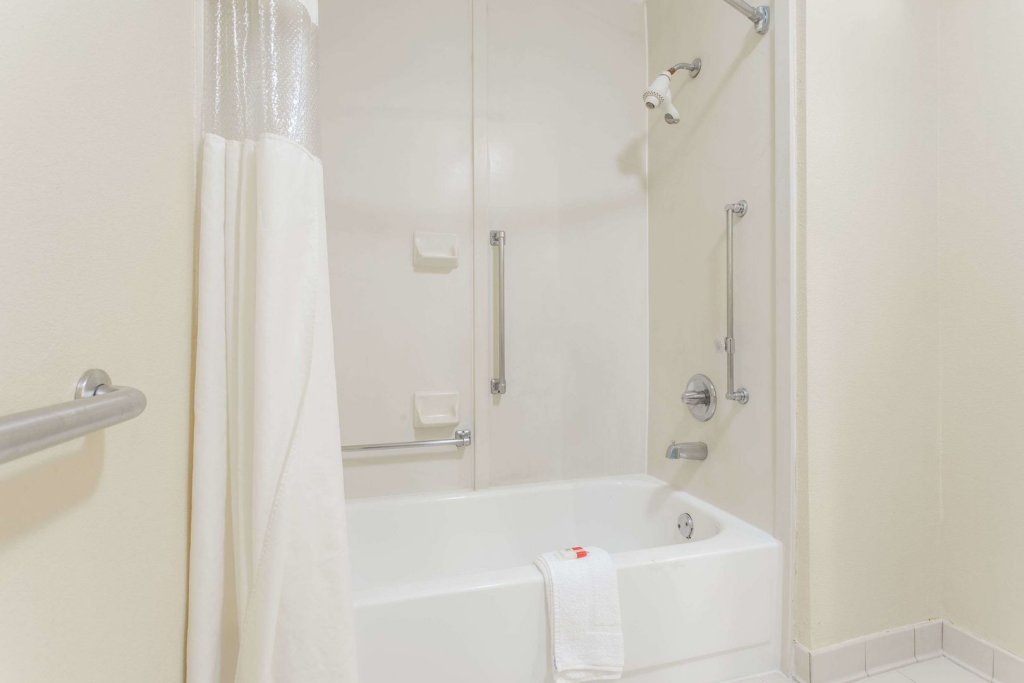 Фото Days Inn by Wyndham Norfolk Airport