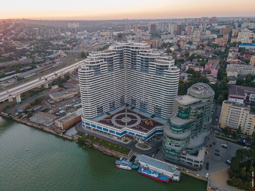 Қыз видеода кискасын көрсетіп жатыр