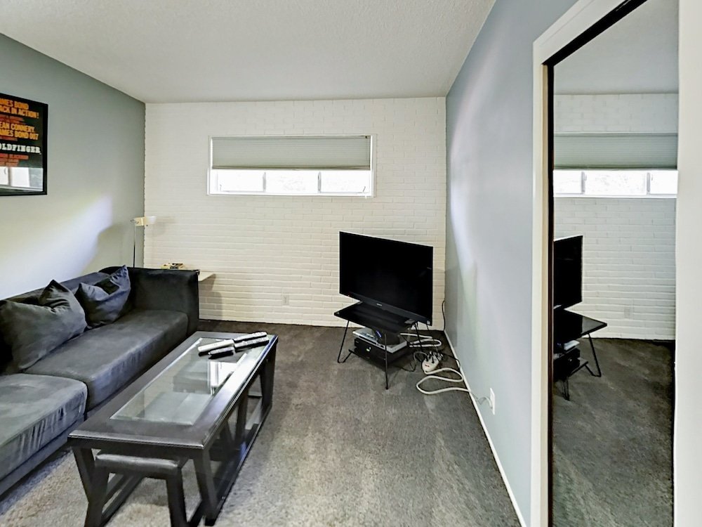 Фото 68571 J Street Home Mid-century 2 Bedrooms 2 Bathrooms Home