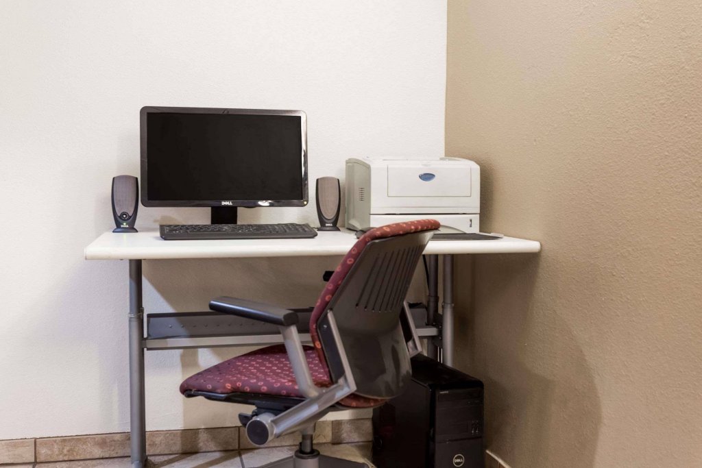 Фото Super 8 by Wyndham Germantown/Milwaukee