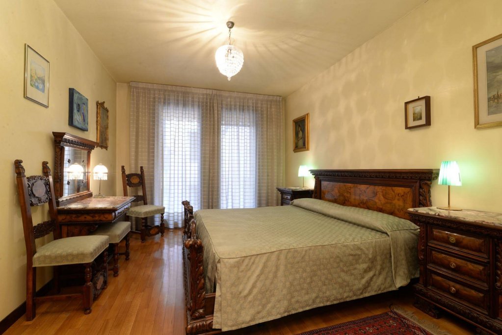 Фото Piazza delle Erbe Stylish Flat