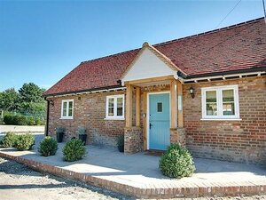 Wonderful Holiday Home in Linton Kent with Covered Pool