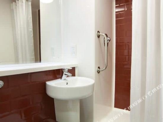 Фото Travelodge Dundee Strathmore Avenue