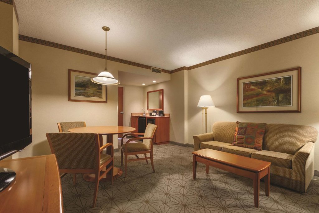 Фото Embassy Suites by Hilton Portland Airport