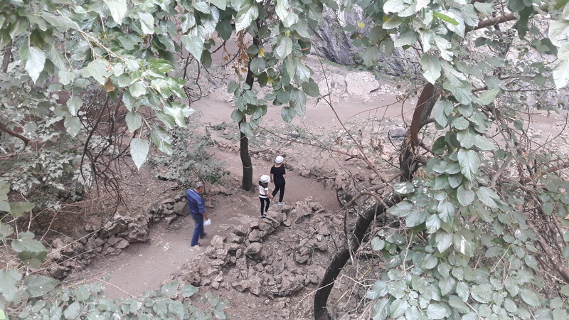 Пышақ ұстаған жалаңаш қыздың суреті